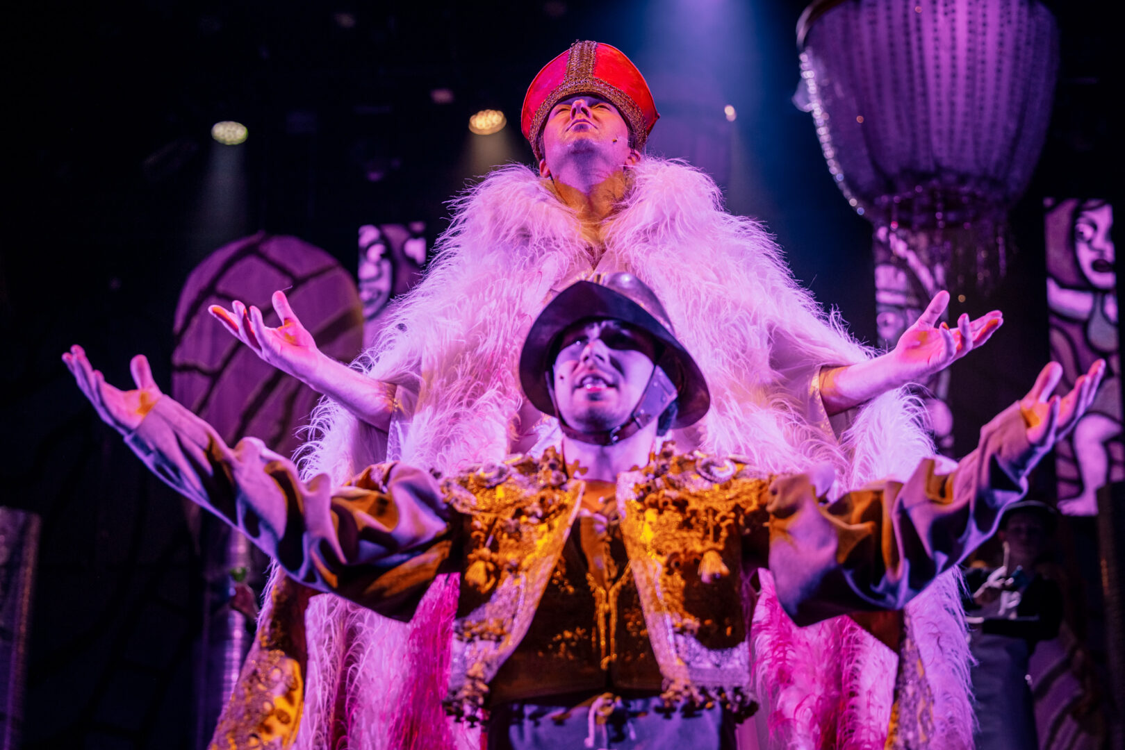 Skats no Latvijas Nacionālā teātra izrādes "Karalis Ibī un citi monstri" (rež. Vladislavs Troickis). // Foto – Lauris Vīksne